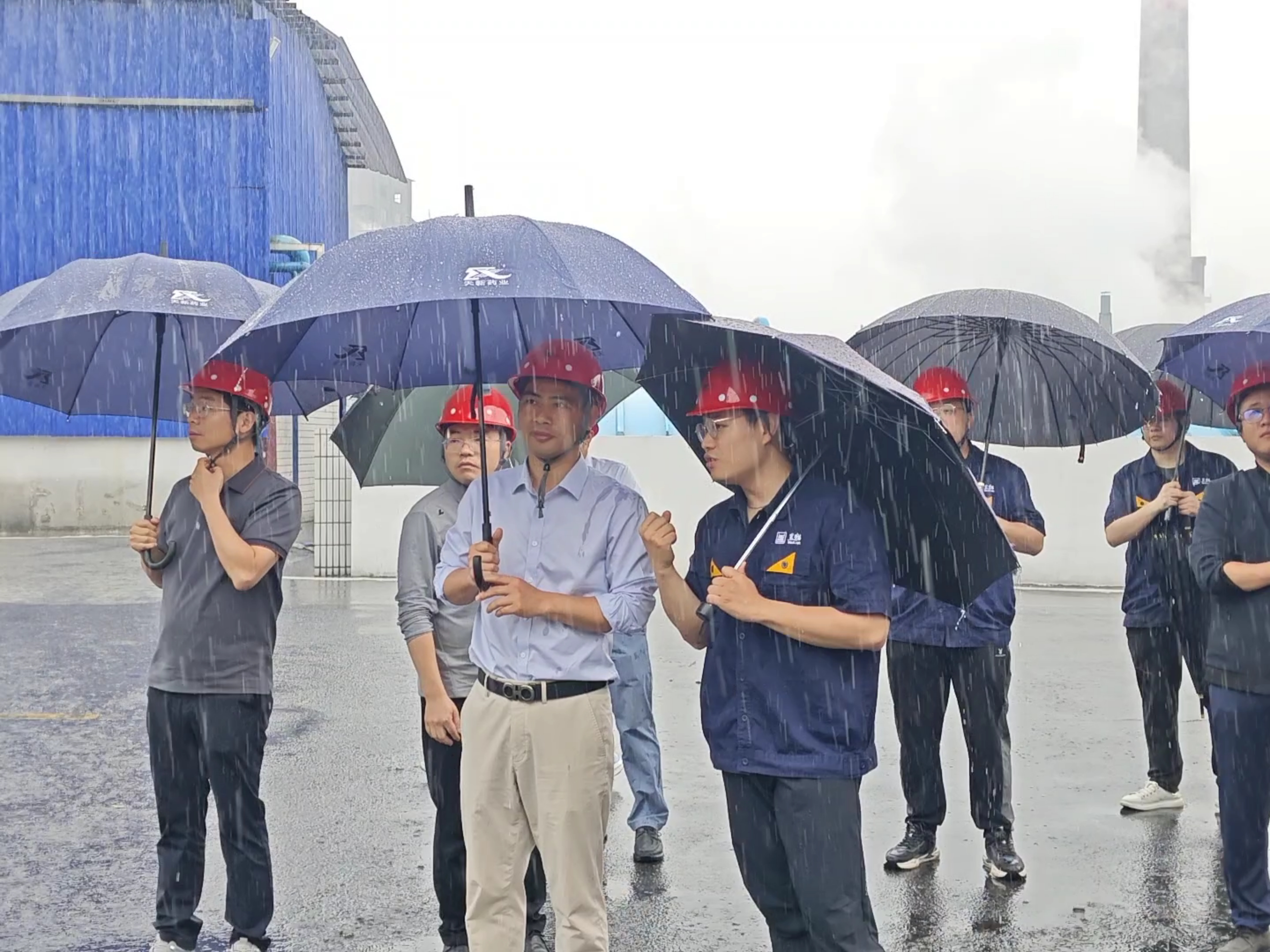 余小兵一行考察炭黑5、6號生產(chǎn)線.jpg